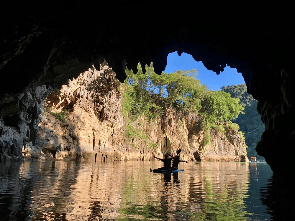 Most visitors are attracted by the fascinating cave system at the source of Thang Hen Lake (Source: Fanpage Khu Du Lịch Sinh Thái Hồ Thang Hen)